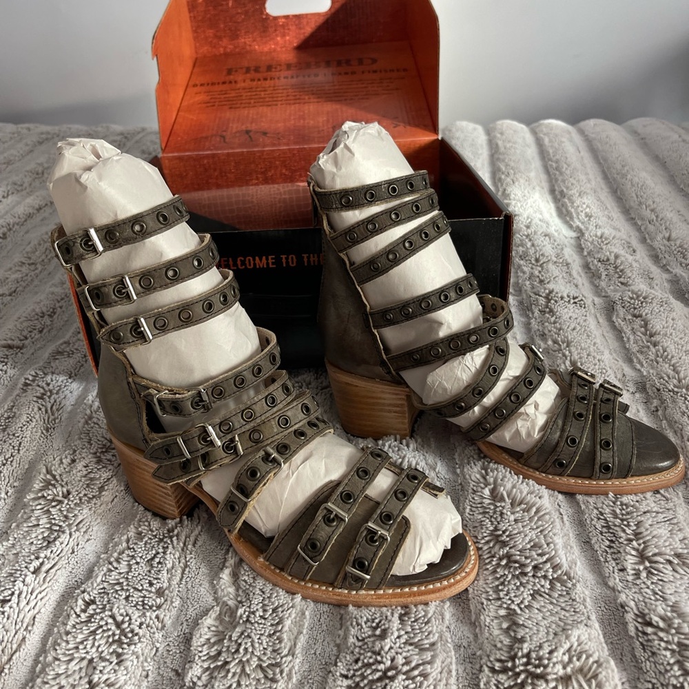 Handcrafted Black Gladiator Sandals - Picture 4 of 11